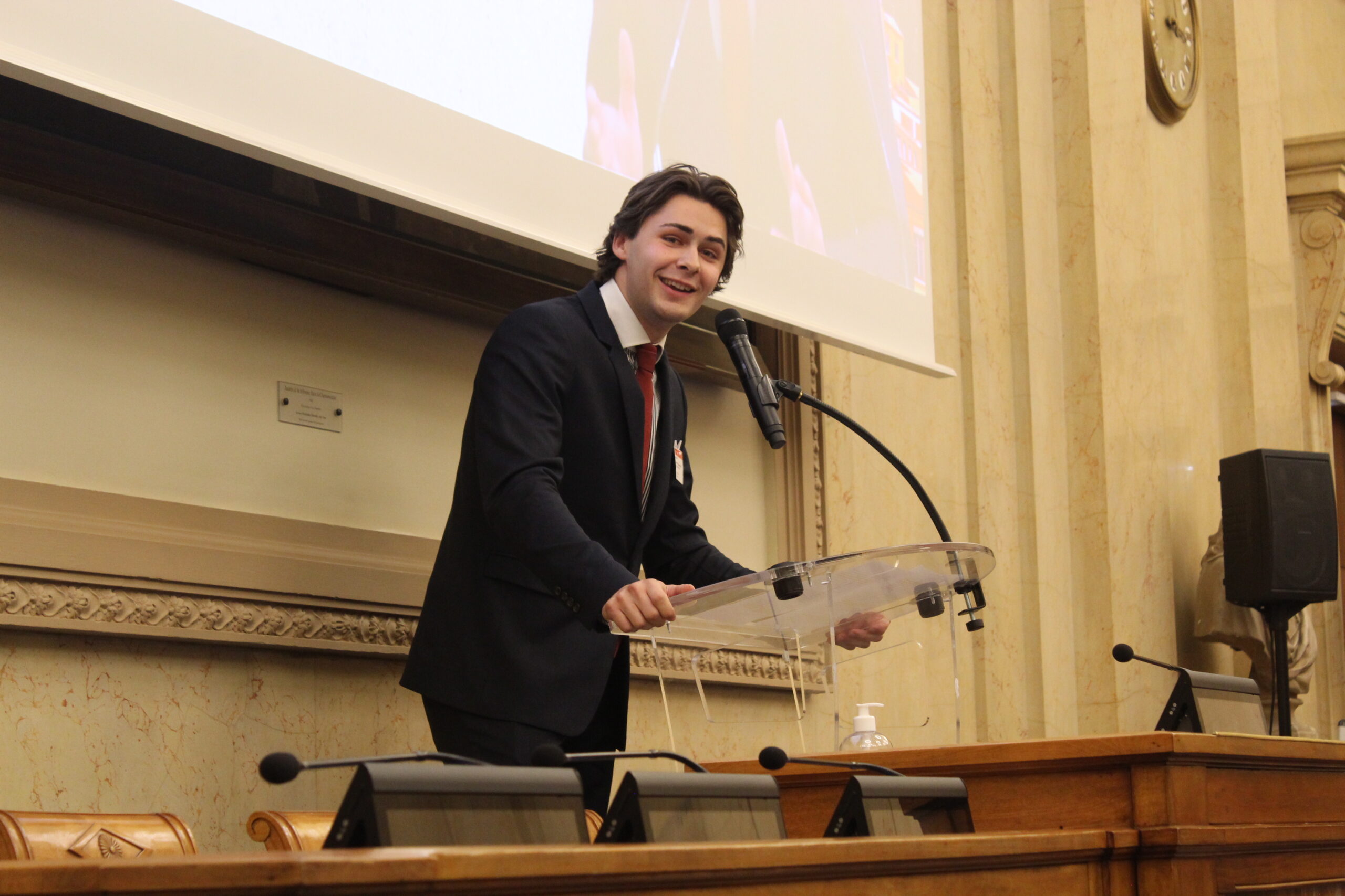 Raphaël Marengo, lauréat du Concours d’éloquence Paris-Lyon, reçoit son prix des mains de Nexialog Consulting.