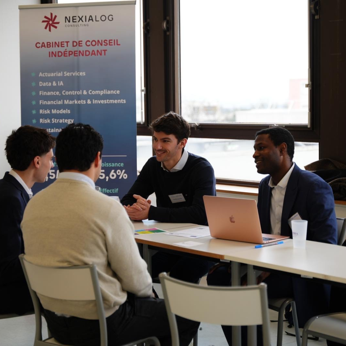 Étudiants échangeant avec les équipes de Nexialog Consulting